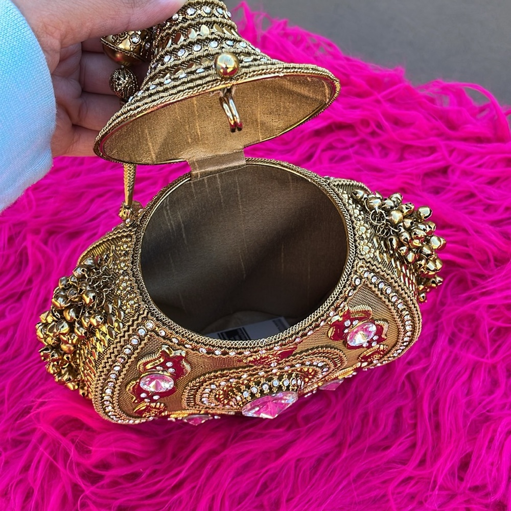 Gold metal/tin like small clutch. - Picture 4 of 8